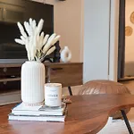 Stylish Downtown Toronto Suite With Free Parking