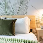 Stylish Downtown Toronto Suite With Free Parking