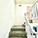 Cozy House Near Hwy401 & Go Station In Scarborough