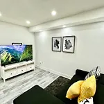 Cozy House Near Hwy401 & Go Station In Scarborough