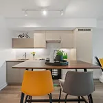 Sleek 1Br & Office Condo - Cn Tower, Skyline View