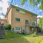 Urban Oasis-Spacious Retreat