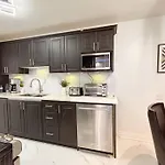 Super Luxury Family Home - 3 Bedrooms, 1 Full Bathroom And 1 Half Washroom With Free Parking, Wifi, Netflix
