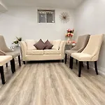 Super Luxury Family Home - 3 Bedrooms, 1 Full Bathroom And 1 Half Washroom With Free Parking, Wifi, Netflix