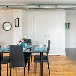 Modern 2 Bedroom Condo - Heart Of Leslieville