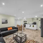Luxury Renovated House In Prime Location With Parking