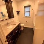 Cozy Apartment Near Victoria Park Station