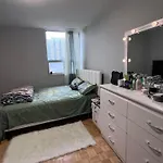 Cozy Apartment Near Victoria Park Station