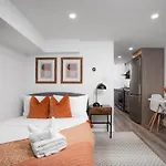 Chic And Cozy Studio In Trendy Parkdale & Parking