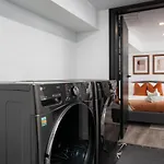 Chic And Cozy Studio In Trendy Parkdale & Parking