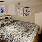 Charming Basement Suite With Private Entrance Near Subway, Koreatown & Uoft
