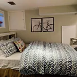 Charming Basement Suite With Private Entrance Near Subway, Koreatown & Uoft