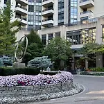 Home Stay - Room With Yonge Street View And 3 Star Hotel Amenities