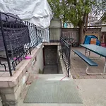 Cozy Home In Downtown Toronto!