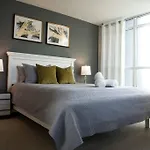 Modern Downtown Condo Free Parking/Walk To Lake