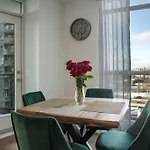 Modern Downtown Condo Free Parking/Walk To Lake