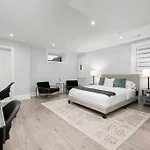 Cozy Master Bedroom Located In Toronto