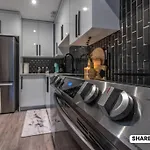 Cozy Master Bedroom Located In Toronto