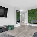 2 Bedroom Apartment With Pool & Free Parking