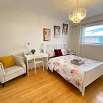Sunny House - Main Floor, Free Parking, In Toronto