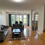 Charming 3-Bedroom House With Wi-Fi In Toronto