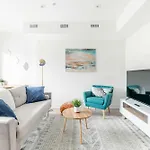 Beautiful Modern Apartment Unit In High Park North