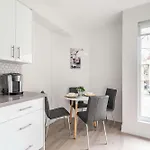 Beautiful Modern Apartment Unit In High Park North