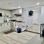 Cozy Room In A Quiet Neighbourhood