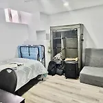 Cozy Room In A Quiet Neighbourhood