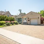 Luxury 3 Bedroom Toronto Villa