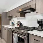 Cozy Parkdale Suite Fantastic Location Parking