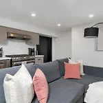 Cozy Parkdale Suite Fantastic Location Parking