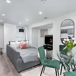 Cozy Parkdale Suite Fantastic Location Parking