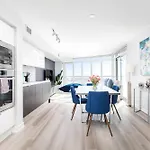 Rare Designer Condo King Bed With Free Parking