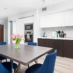 Rare Designer Condo King Bed With Free Parking