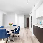 Rare Designer Condo King Bed With Free Parking