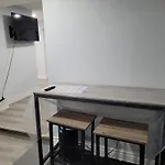 Simple & Budget Shared Room In Toronto House
