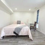 Cozy Room With Private Bath Near Don Mills Subway