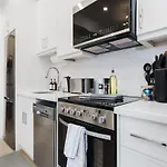 Luxury Suite W Patio Prime Location Toronto