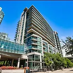 Luxury Downtown Condo With Cn Tower Views, Pool Access, Gym, Accommodates 4,Free Parking Upon Request At Booking