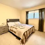 Quiet Room With Shared Bathroom Near Bayview York Mills