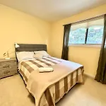 Quiet Room With Shared Bathroom Near Bayview York Mills