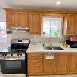 Sunny House - Main Floor, Free Parking, In Toronto