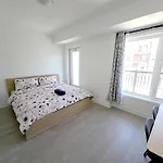 Modern Private Room Private Bathroom With King Bed With Tv And Balcony Midtown Downtown Toronto