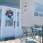 Sunny House - Main Floor, Free Parking, In Toronto