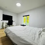 Spacious Room2, Airport, Free Pkg, Sep Entrance, New Renovation, Shared Bathroom