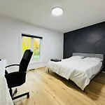 Spacious Room2, Airport, Free Pkg, Sep Entrance, New Renovation, Shared Bathroom
