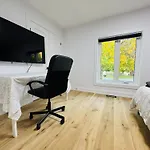 Spacious Room2, Airport, Free Pkg, Sep Entrance, New Renovation, Shared Bathroom