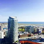 Bright 2 Bed Lakeview Suite