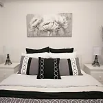 Royal Stays Condominiums - Upscale Downtown Suites